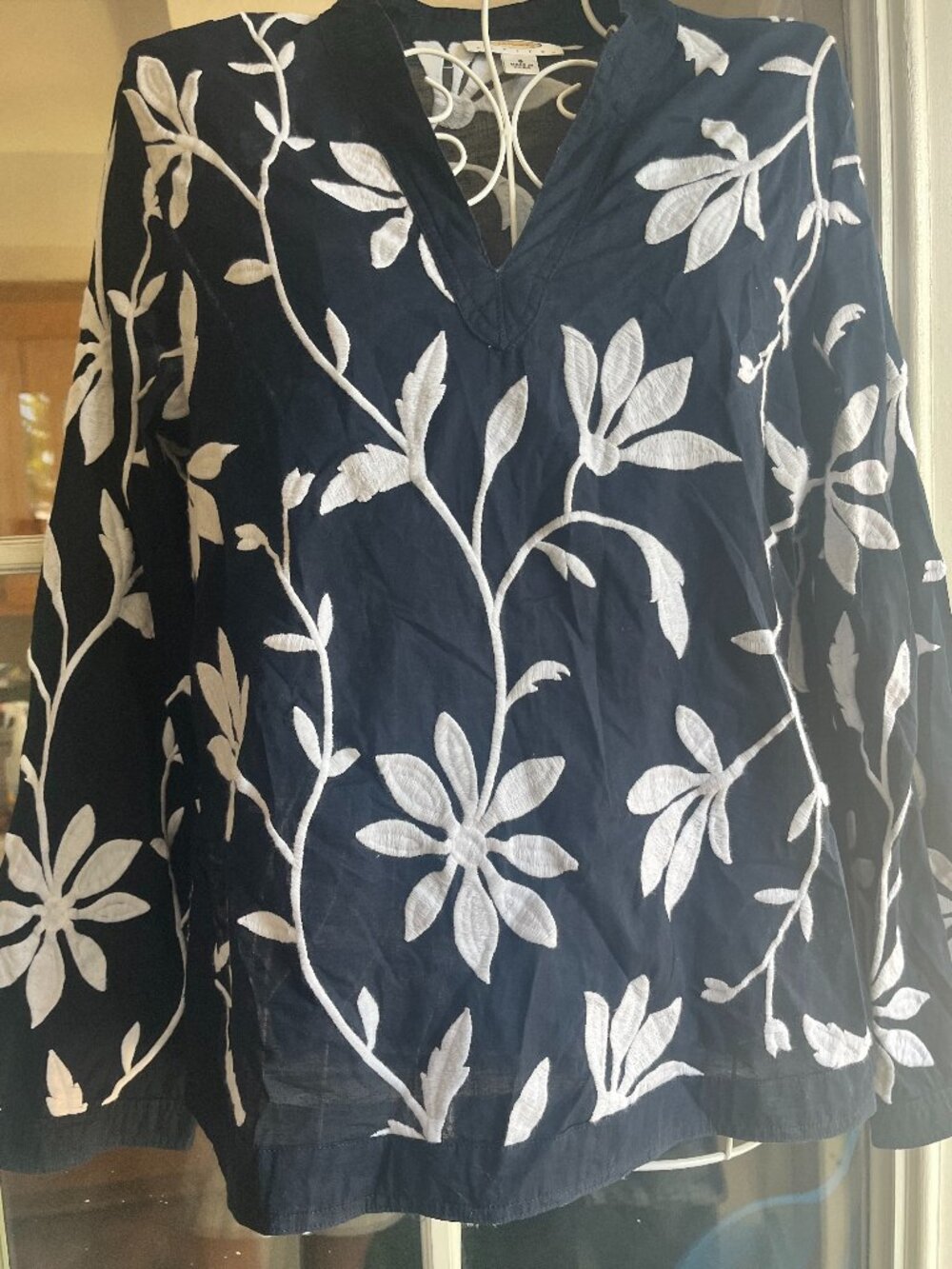 Talbots Petites Embroidered longsleeve Cotton V-Neck Top 8P Pullover Blue-wht